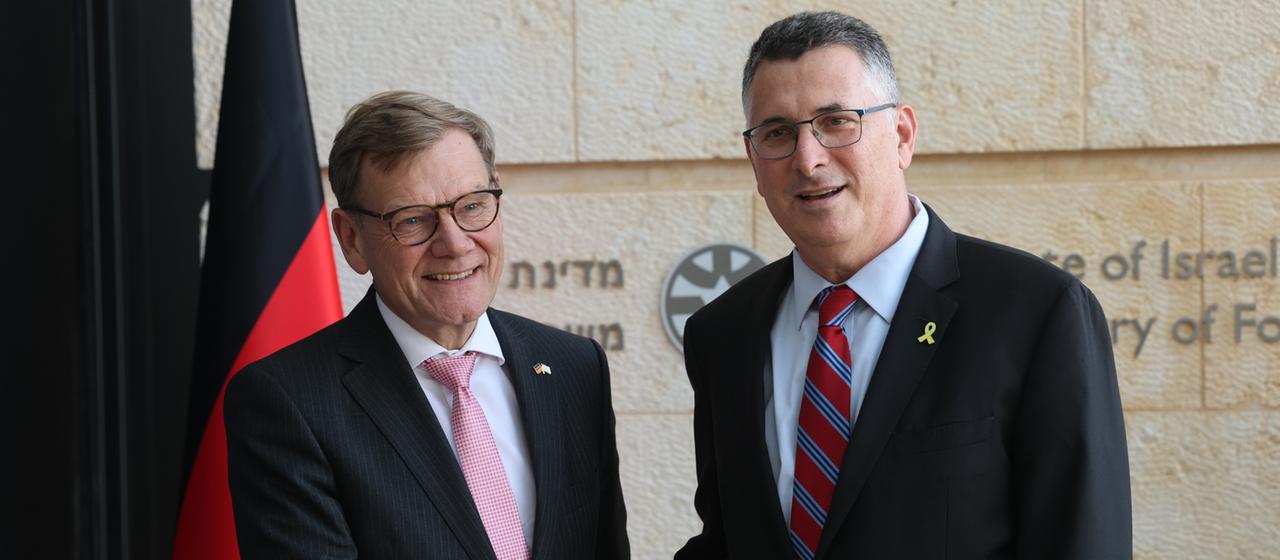 Außenminister Wadephul trifft in Israel seinen Amtskollegen Saar | EPA Außenminister Wadephul trifft in Israel seinen Amtskollegen Saar
