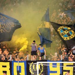 Saarbrücker Ultra-Fans zünden Rauchfackeln im Stadion