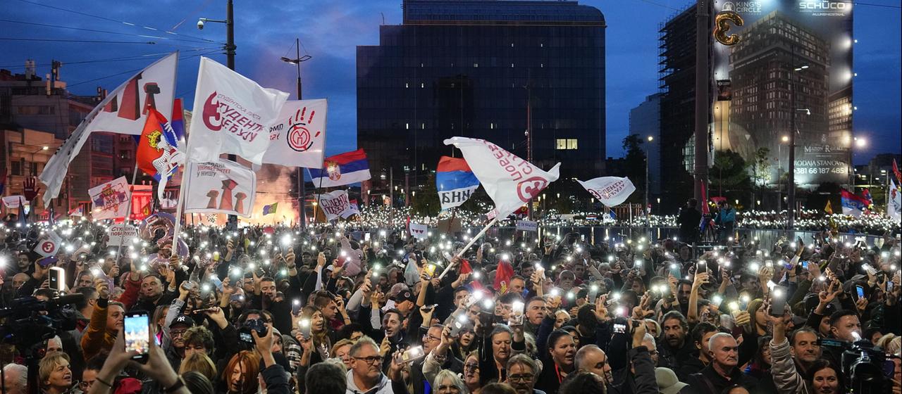 Protestierende bei der abschließenden Kundgebung vor den Parlamentswahlen in Serbien, Belgrad.