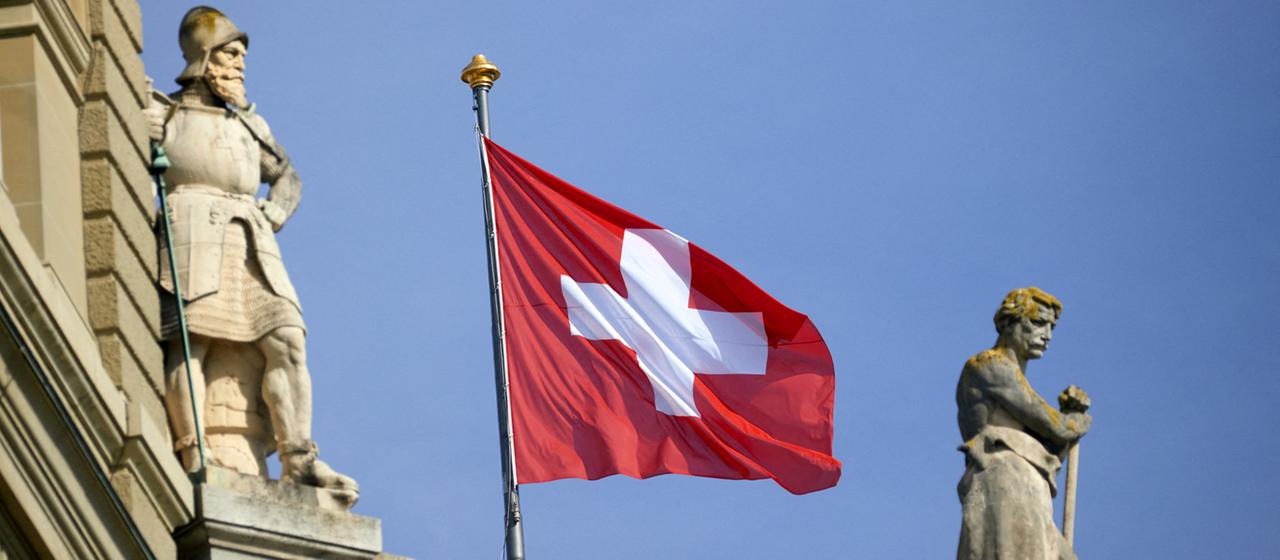 Die Schweizer Flagge auf dem Parlament in Bern.