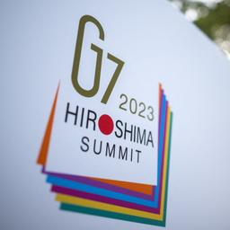 In Hiroshima (Japan) macht ein Hinweisschild auf den bevorstehenden G7-Gipfel aufmerksam