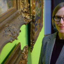 Fanny Stoye steht in den Kunstsammlungen Zwickau.