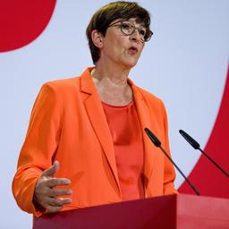 Die SPD-Vorsitzende Saskia Esken spricht bei einer Pressekonferenz in Berlin.