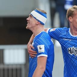 Darmstadts Isac Lidberg (l) jubelt mit Turban und Oscar Vilhelmsson über sein Tor gegen Hertha.