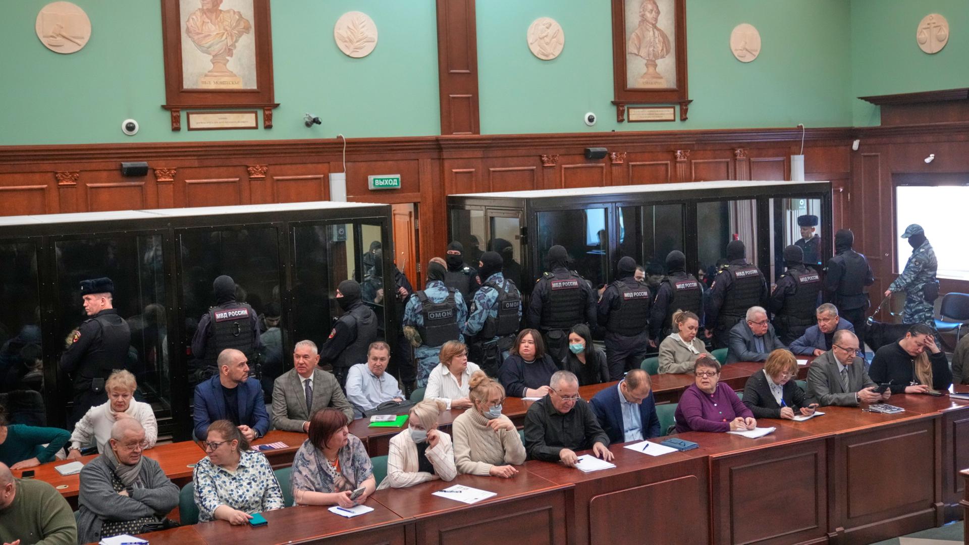 Blick in den Moskauer Gerichtssaal, in dem der Prozess zum Angriff auf die Crocus City Hall stattfindet | AP