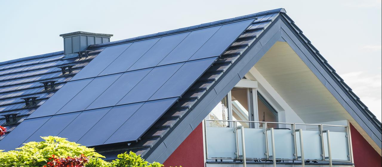 Ein Dach ist mit Solarpanels belegt.