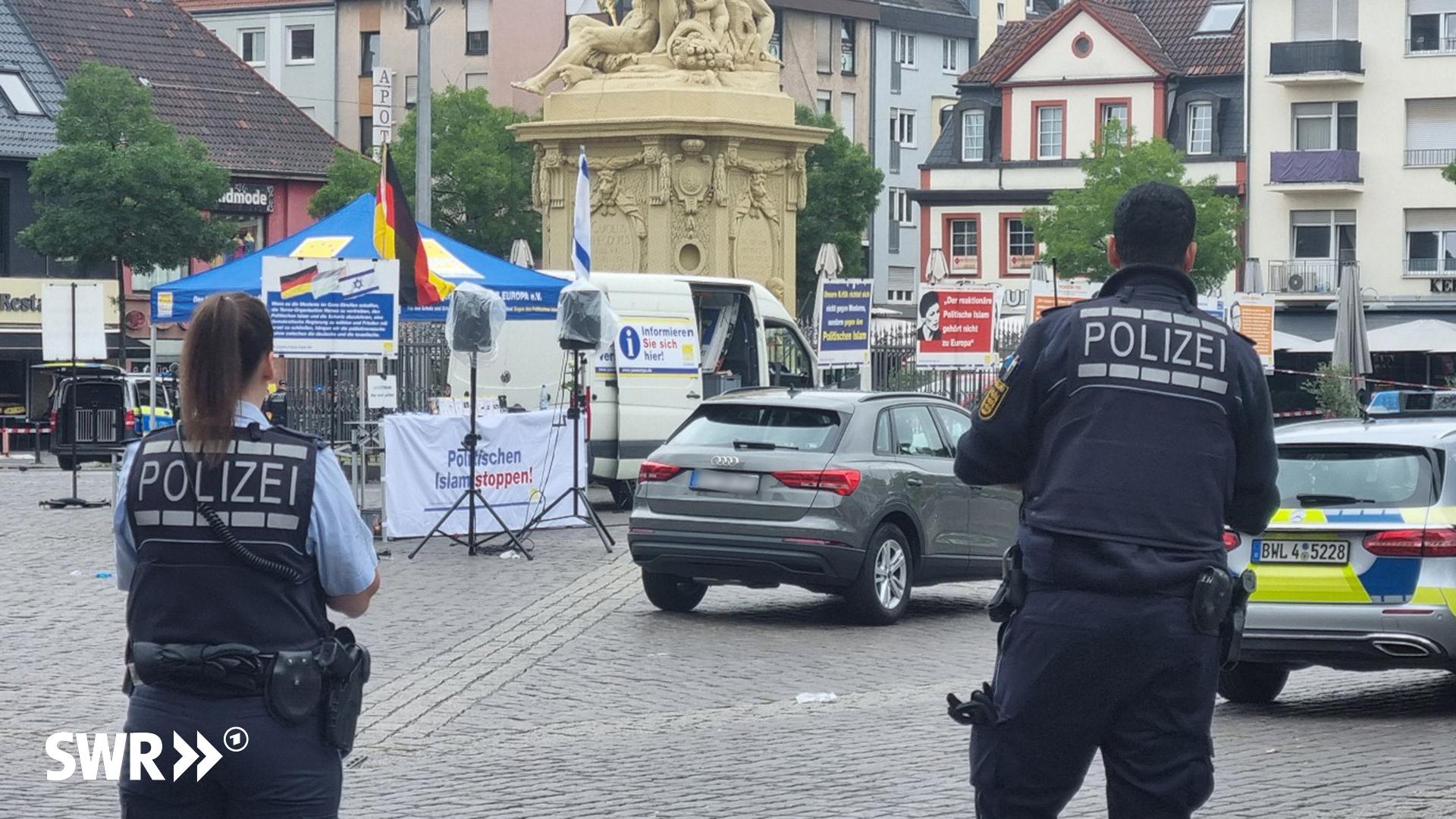 Einsatzkräfte der Polizei sind bei einem Vorfall auf dem Mannheimer Marktplatz im Einsatz.