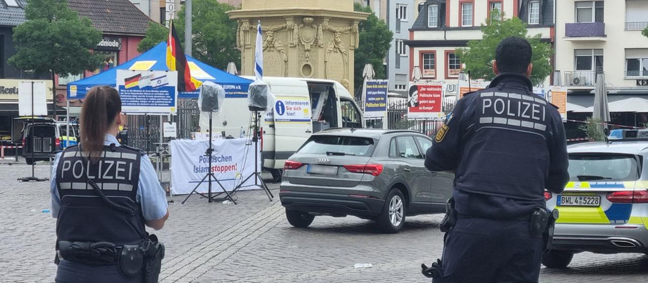 Einsatzkräfte der Polizei sind bei einem Vorfall auf dem Mannheimer Marktplatz im Einsatz.
