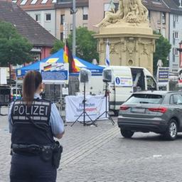 Einsatzkräfte der Polizei sind bei einem Vorfall auf dem Mannheimer Marktplatz im Einsatz.