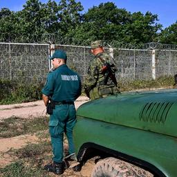 Ein bulgarischer Polizist (l.) steht zusammen mit einem Soldaten an der bulgarisch-türkischen Grenze nahe Elchowo, 2. September 2022.