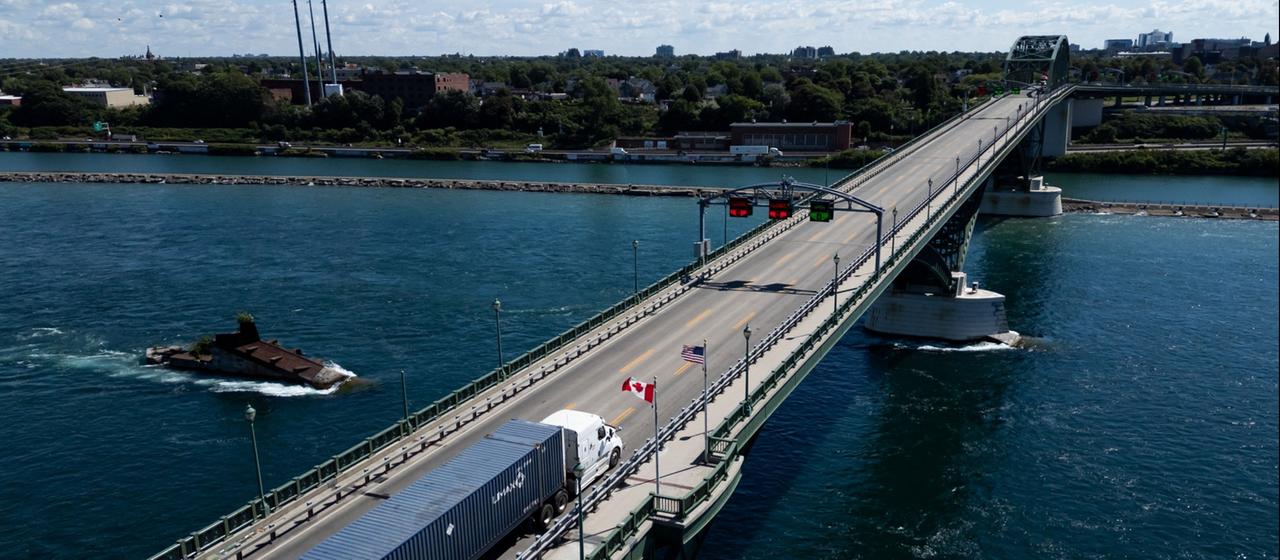 Ein Lastwagen fährt am 18. August 2026 über die Friedensbrücke zwischen Kanada und den Vereinigten Staaten in Fort Erie, Ontario.