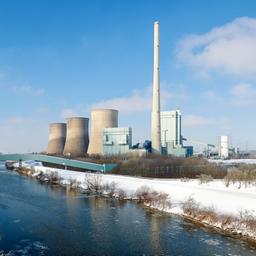 Sonnige Winterlandschaft im Ruhrgebiet, Eis und Schnee an der Lippe, hinten das RWE Gaskraftwerk Gersteinwerk.