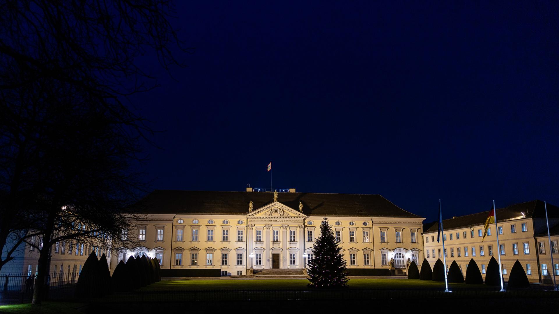 Außenansicht des Schloss Bellevue bei Nacht. | EPA