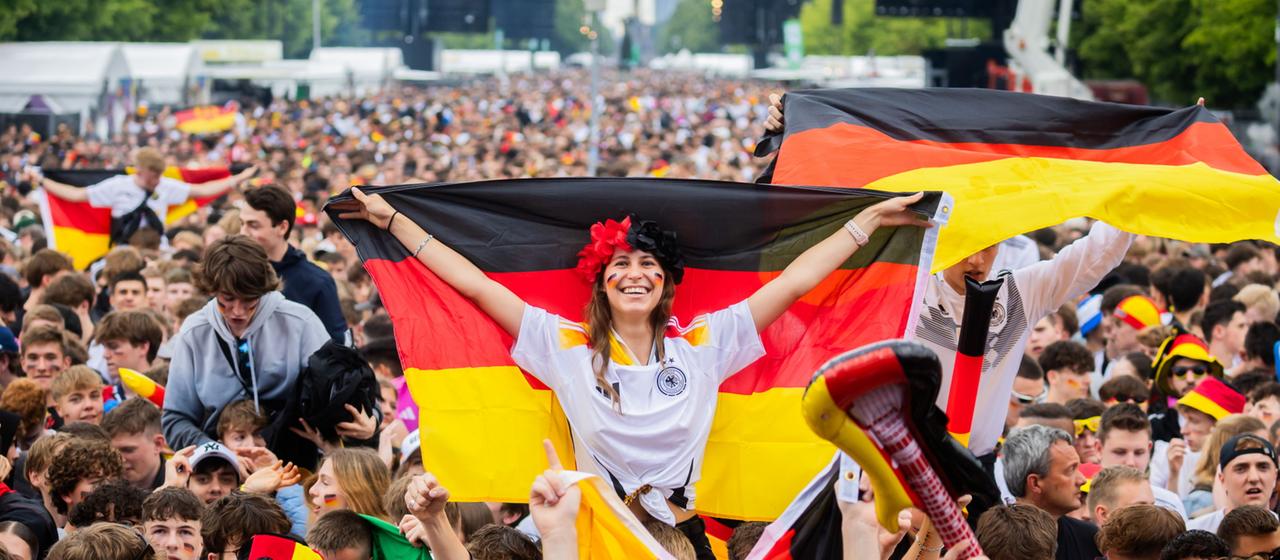 Deutschland-Fans jubeln beim Public Viewing in der Fanzone am Brandenburger Tor. (Archivbild vom 19.06.2024)