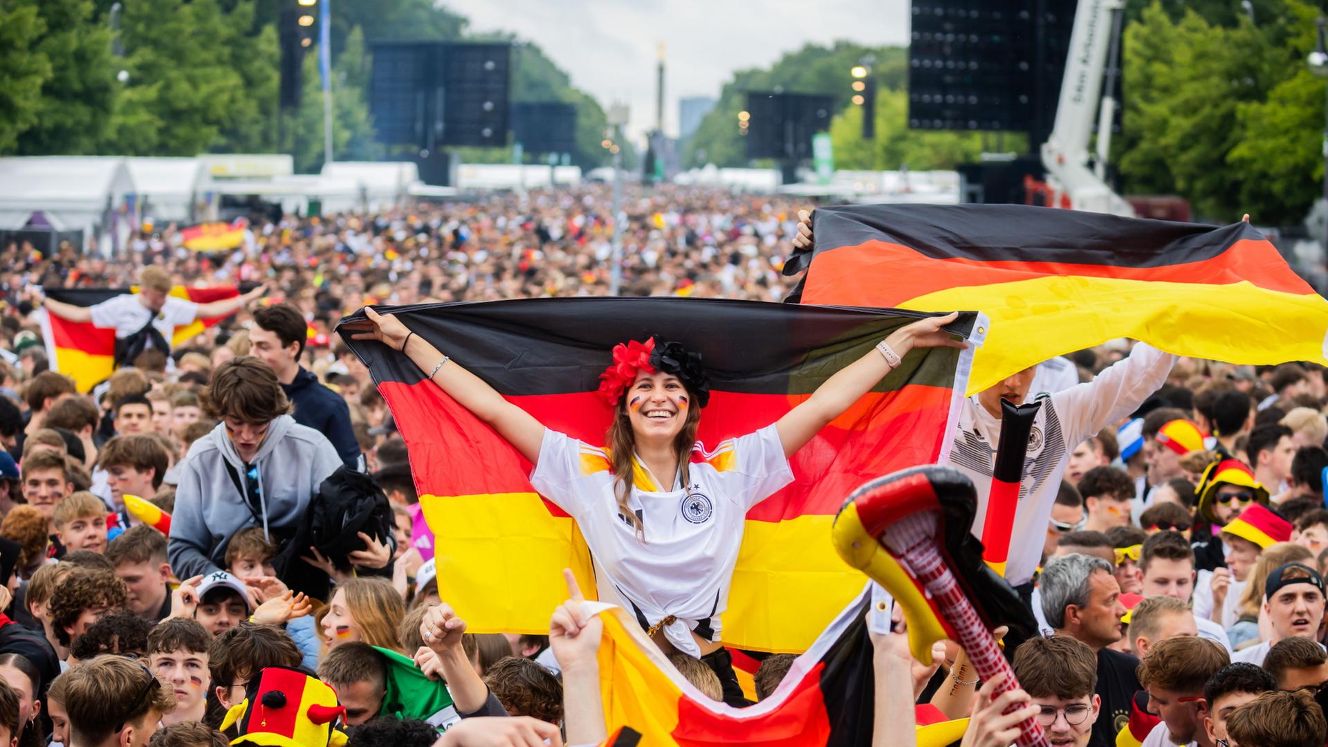 Deutschland-Fans jubeln beim Public Viewing in der Fanzone am Brandenburger Tor. (Archivbild vom 19.06.2024) | Christoph Soeder/dpa