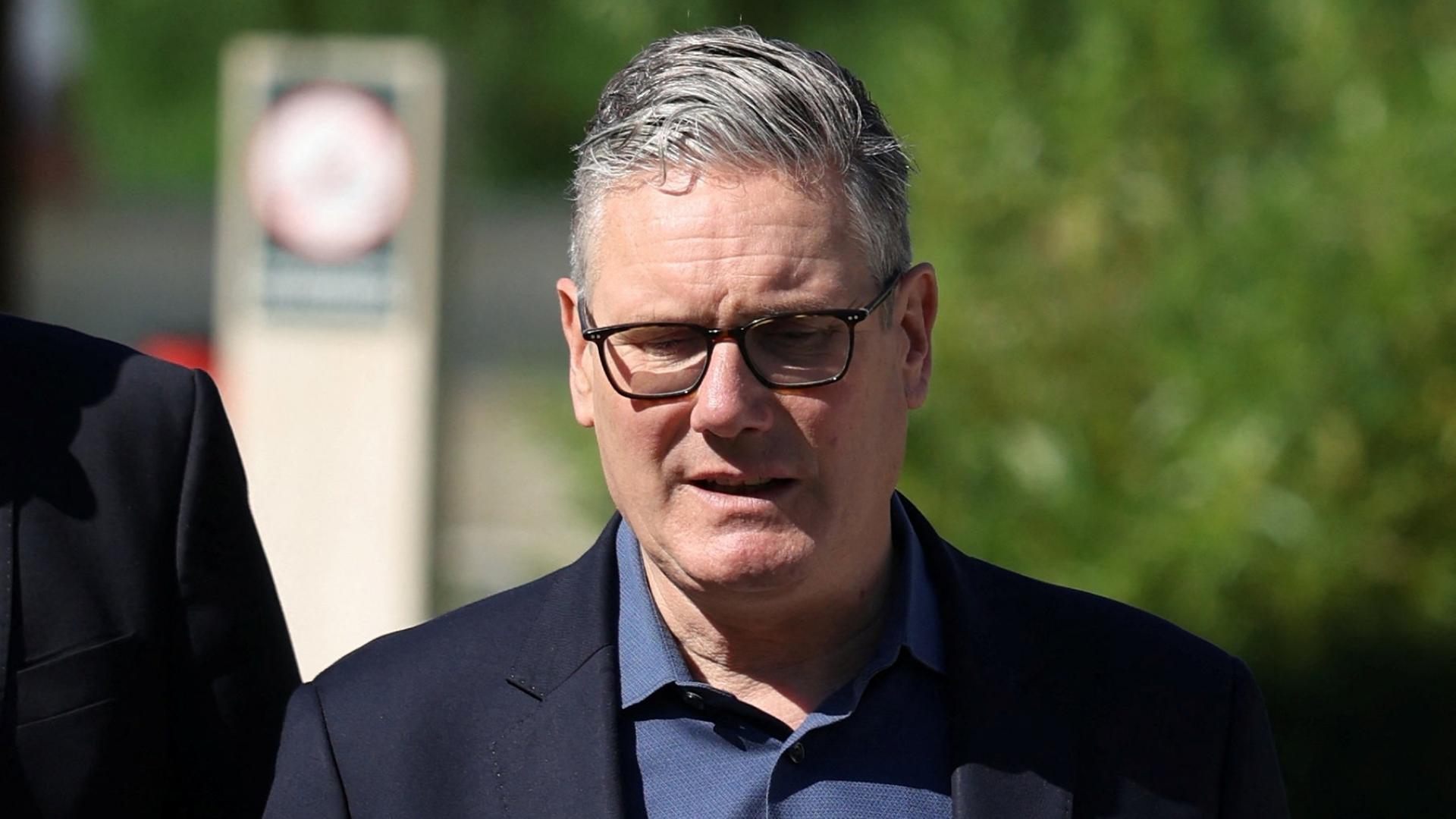 Premier Starmer schaut auf den Boden | via REUTERS
