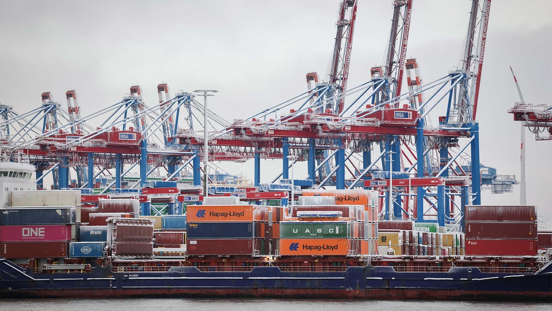 Containerschiff und LadekrÃ¤ne am Terminal Burchardkai, Hamburg. | picture alliance/dpa