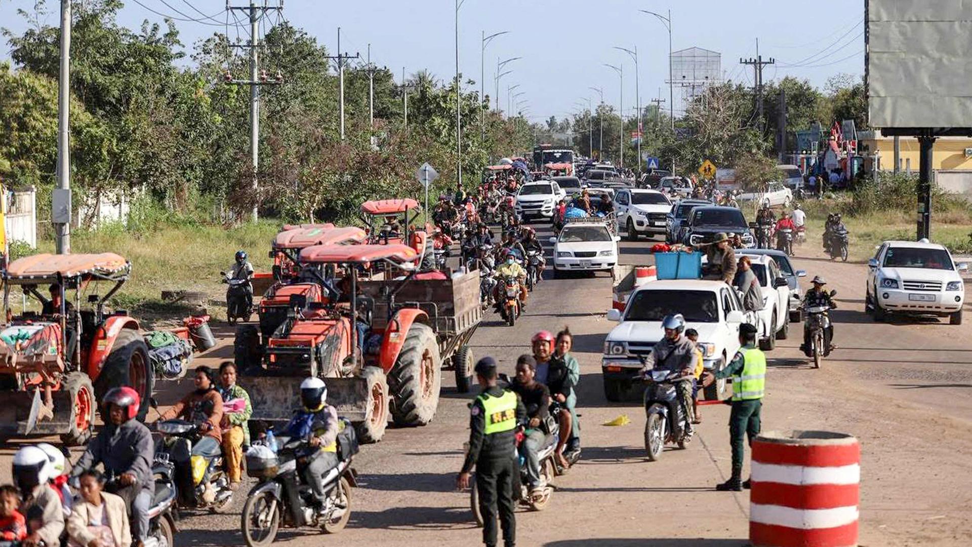 Lokale Einwohner werden aus der kambodschanischen Provinz Oddar Meanchey evakuiert. | AFP PHOTO / Agence Kampuchea Press (AKP)