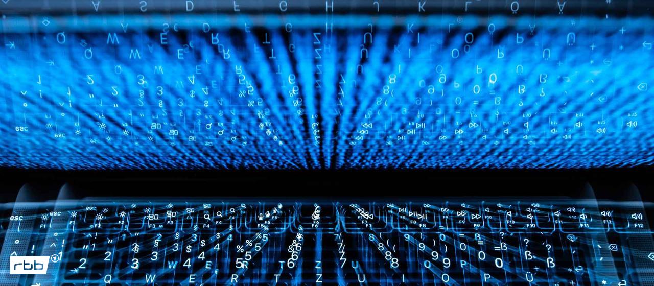Illustration: Zoom auf beleuchtete Laptop-Tastatur. (Bild: imago images/ Silas Stein)