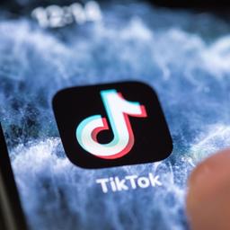 TikTok-Logo auf einem Smartphone-Bildschirm