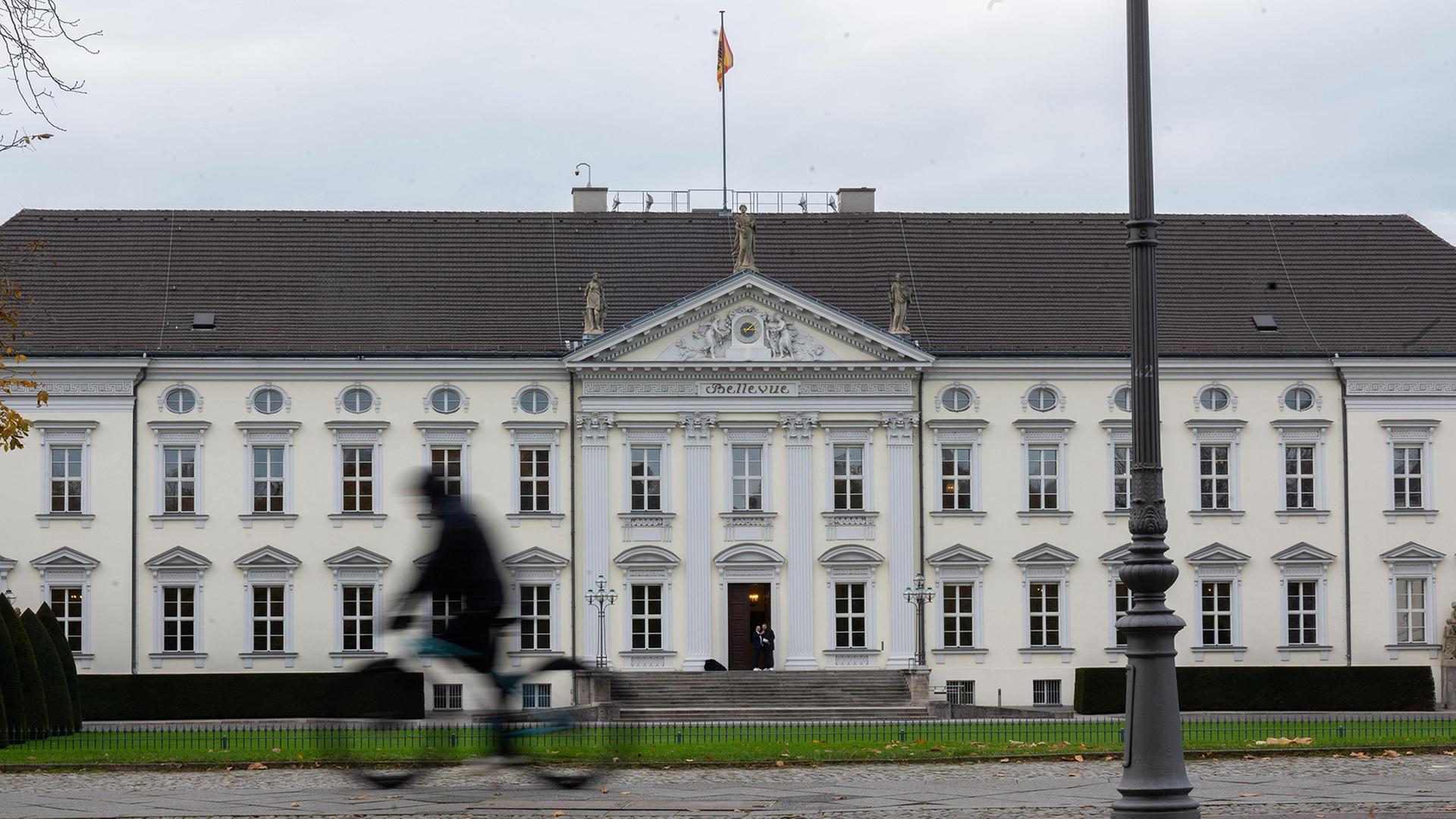 Ein Fahrradfahrer fährt vor dem Schloss Bellevue entlang. | Alicia Windzio/dpa