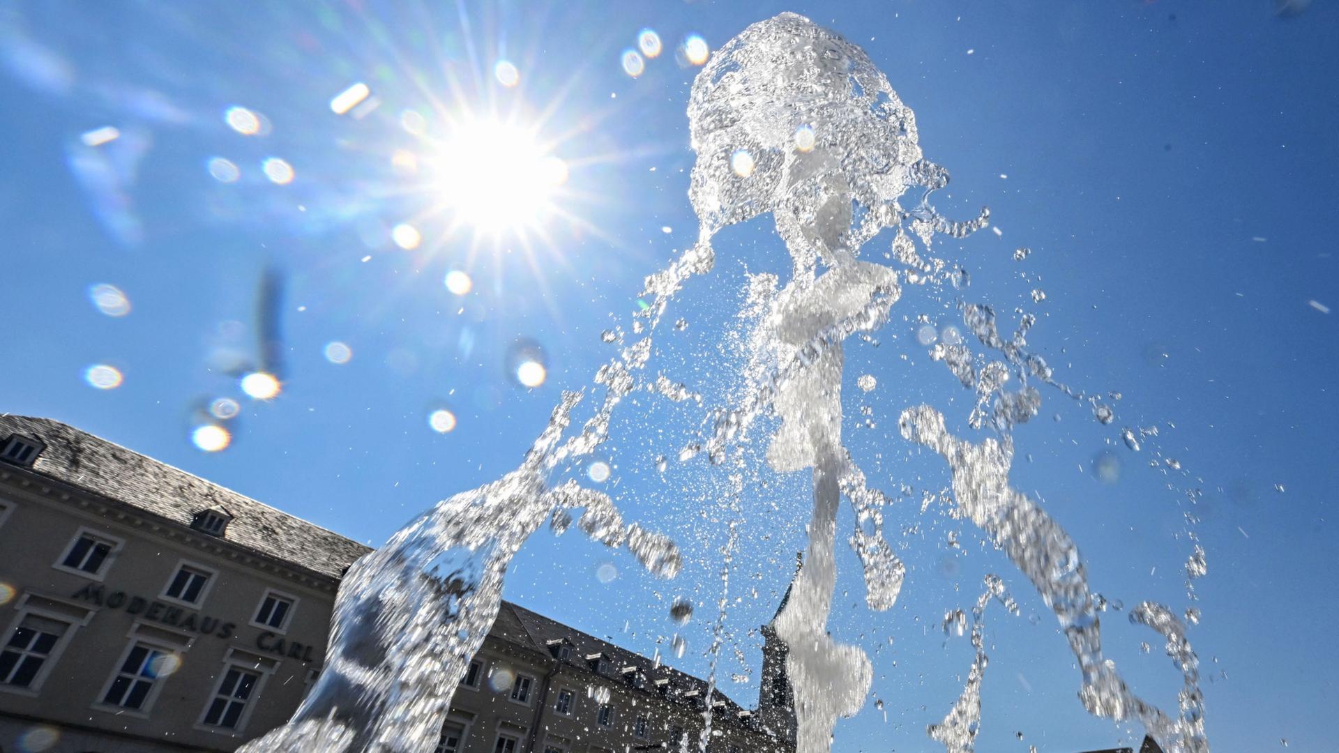 Wasser sprudelt aus einem Brunnen in Karlsruhe | Uli Deck/dpa