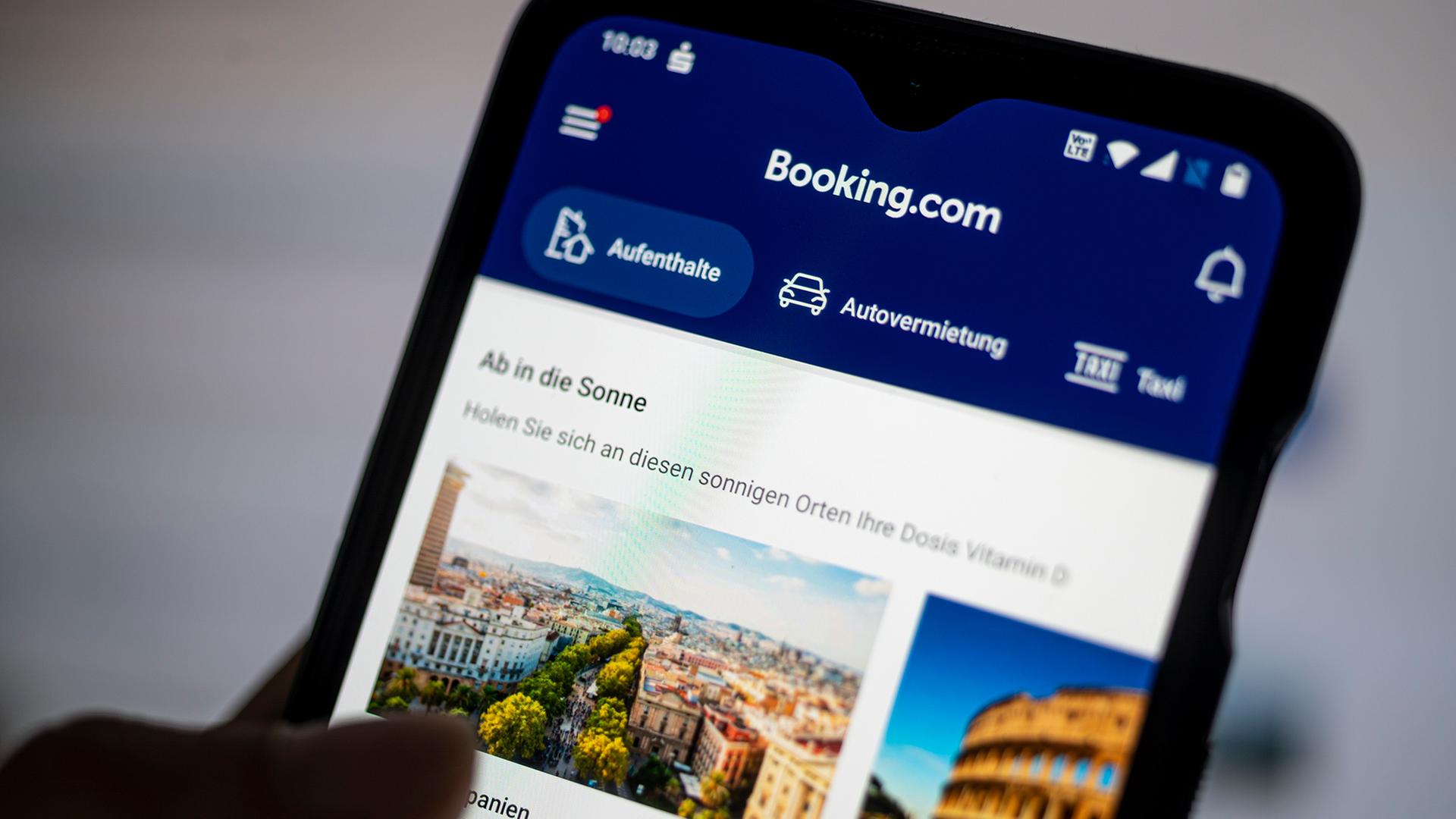 Auf einem Smartphone ist die App des Reiseportals Booking.com zu sehen. | picture alliance/dpa