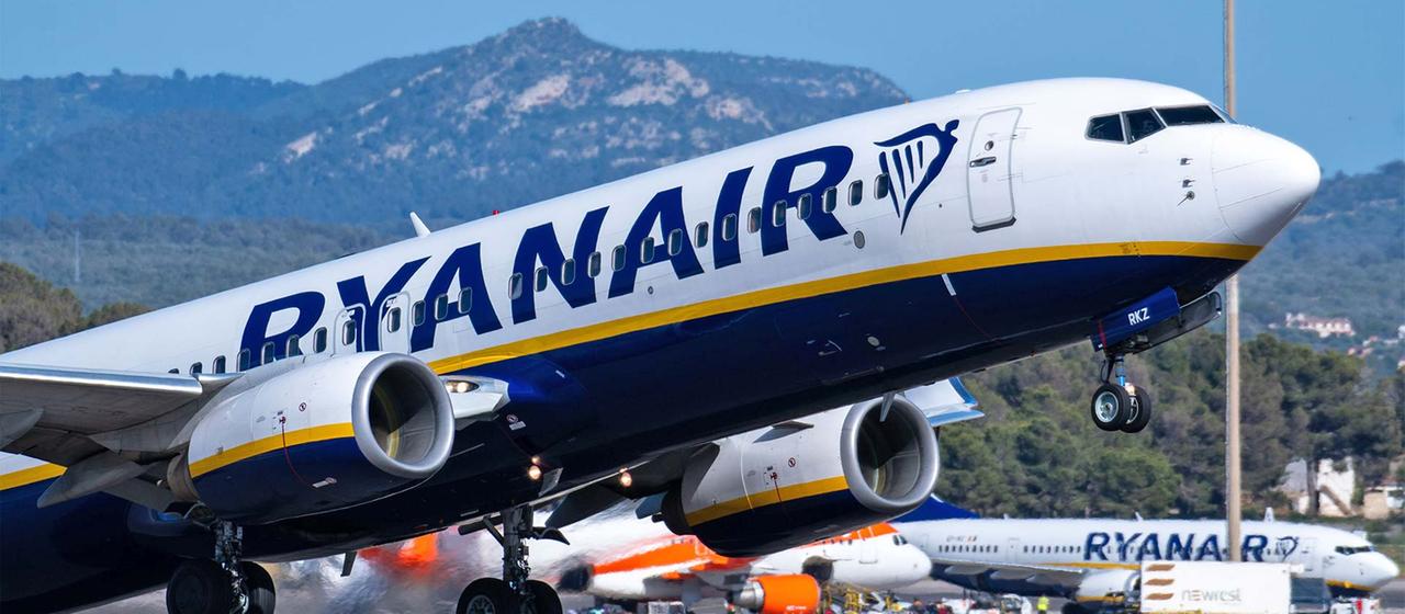 Ryanair Flugzeug startet vom Flughafen Palma de Mallorca, Spanien.