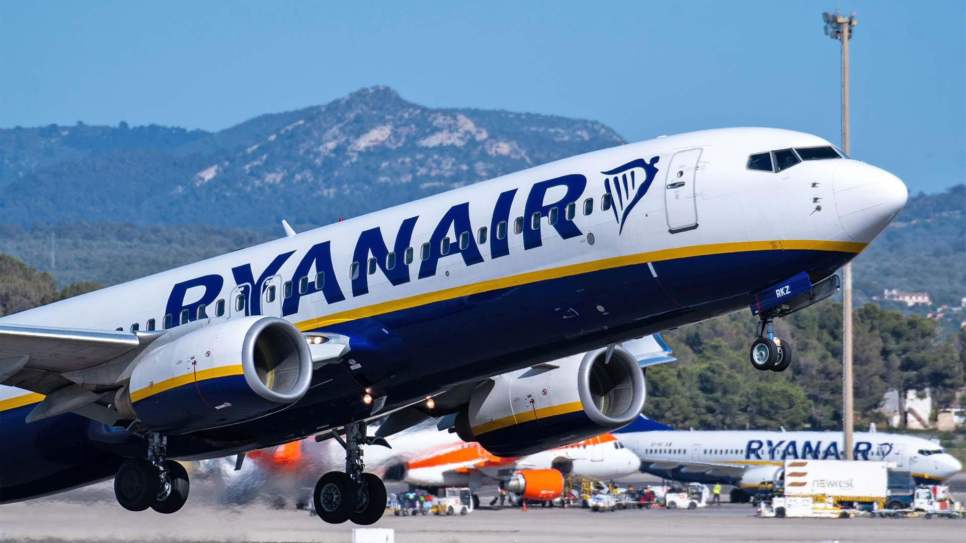 Ryanair Flugzeug startet vom Flughafen Palma de Mallorca, Spanien. | picture alliance / Thomas Reiner