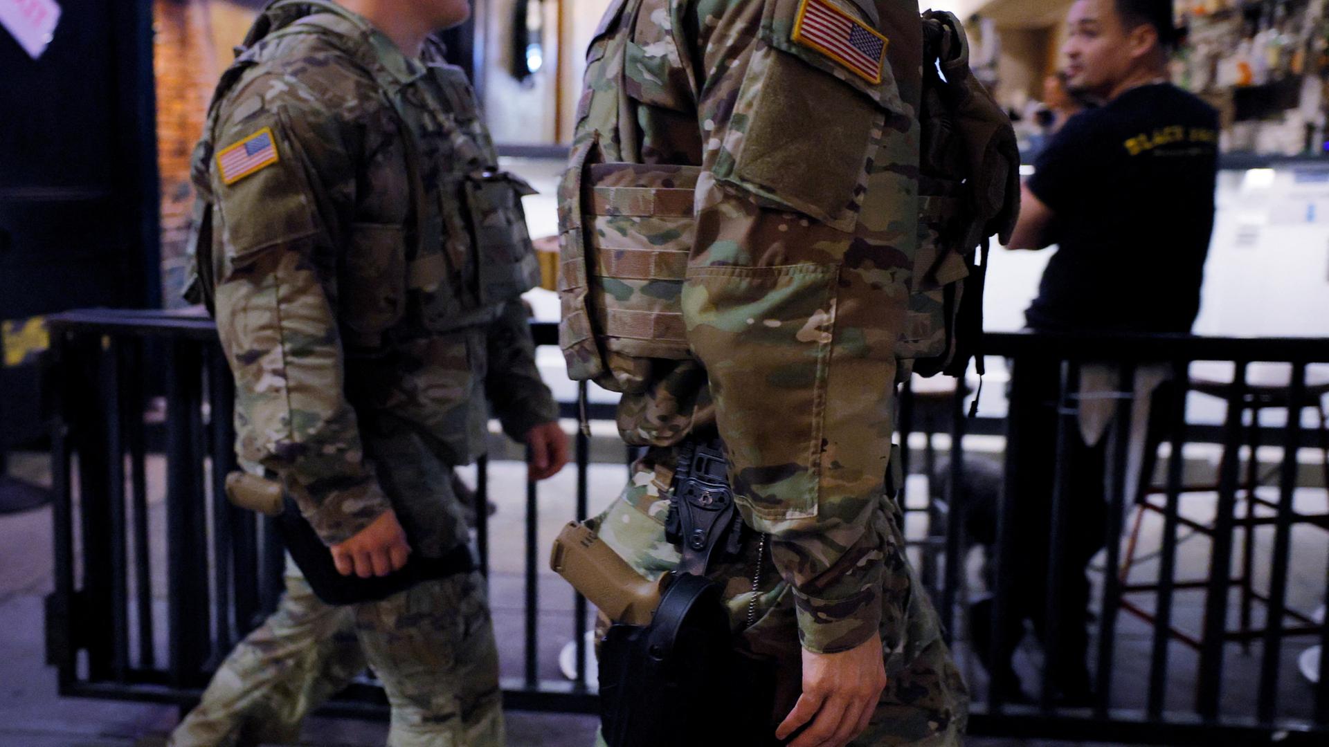 Mitglieder der Ohio Nationalgarde tragen Schusswaffen auf ihrer Patrouille | REUTERS