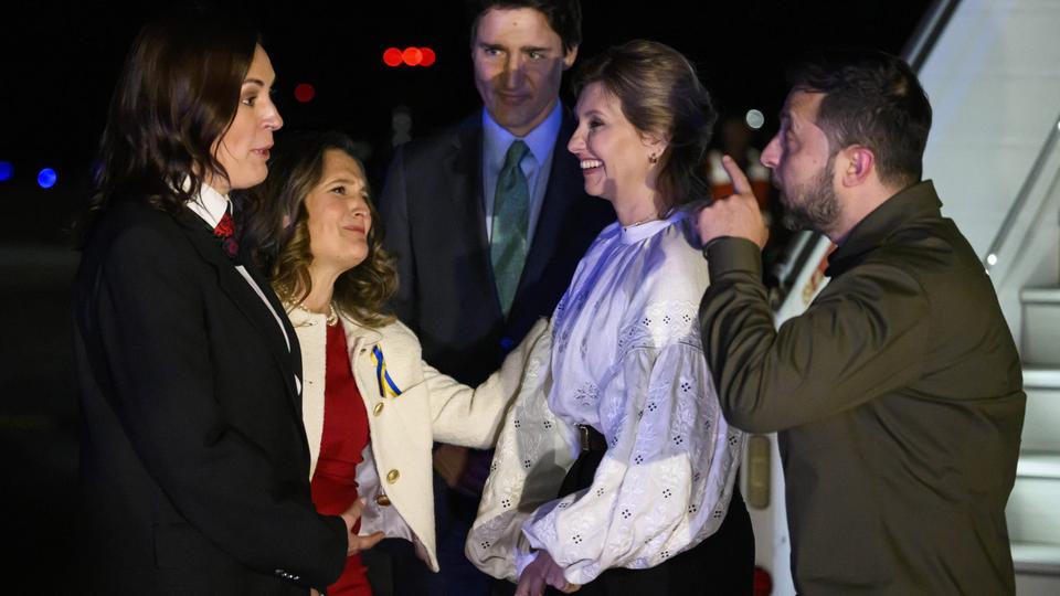 Wolodymyr Selenskyj (r), Präsident der Ukraine, und seine Frau Olena Selenska (2.v.r) werden von Yulia Kovaliv (l), ukrainische Botschafterin in Kanada, Chrystia Freeland (2.v.l), stellvertretende Premierministerin, und Justin Trudeau, Premierminister von Kanada, nach ihrer Ankunft auf dem Ottawa Macdonald-Cartier International Airport begrüßt.