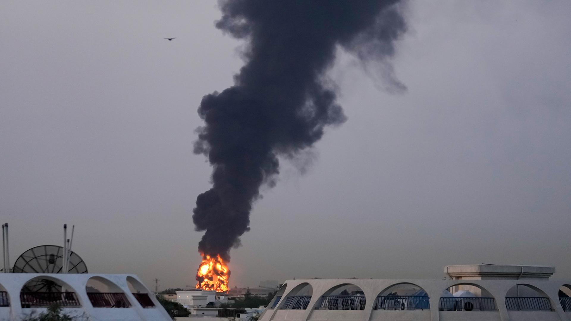 In der Nähe des internationalen Flughafens Dubai steigen Feuer und Rauchwolken auf. | AP