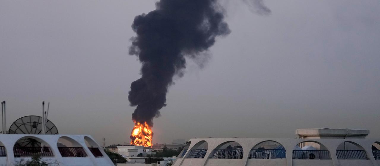 In der Nähe des internationalen Flughafens Dubai steigen Feuer und Rauchwolken auf.