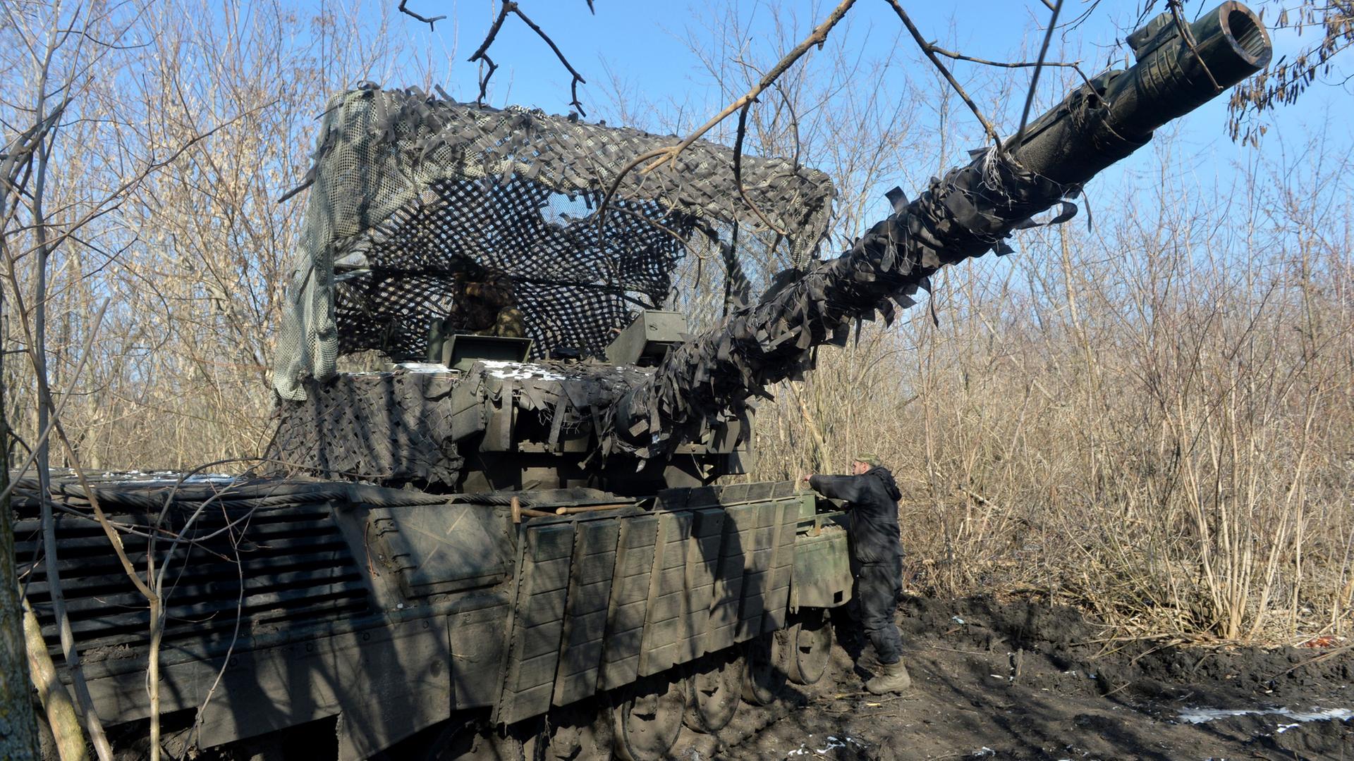 Ukrainische Soldaten bemannen einen Panzer in der Region Donezk im Osten des Landes (Archiv) | Oleksandr Klymenko/ukrin/dpa