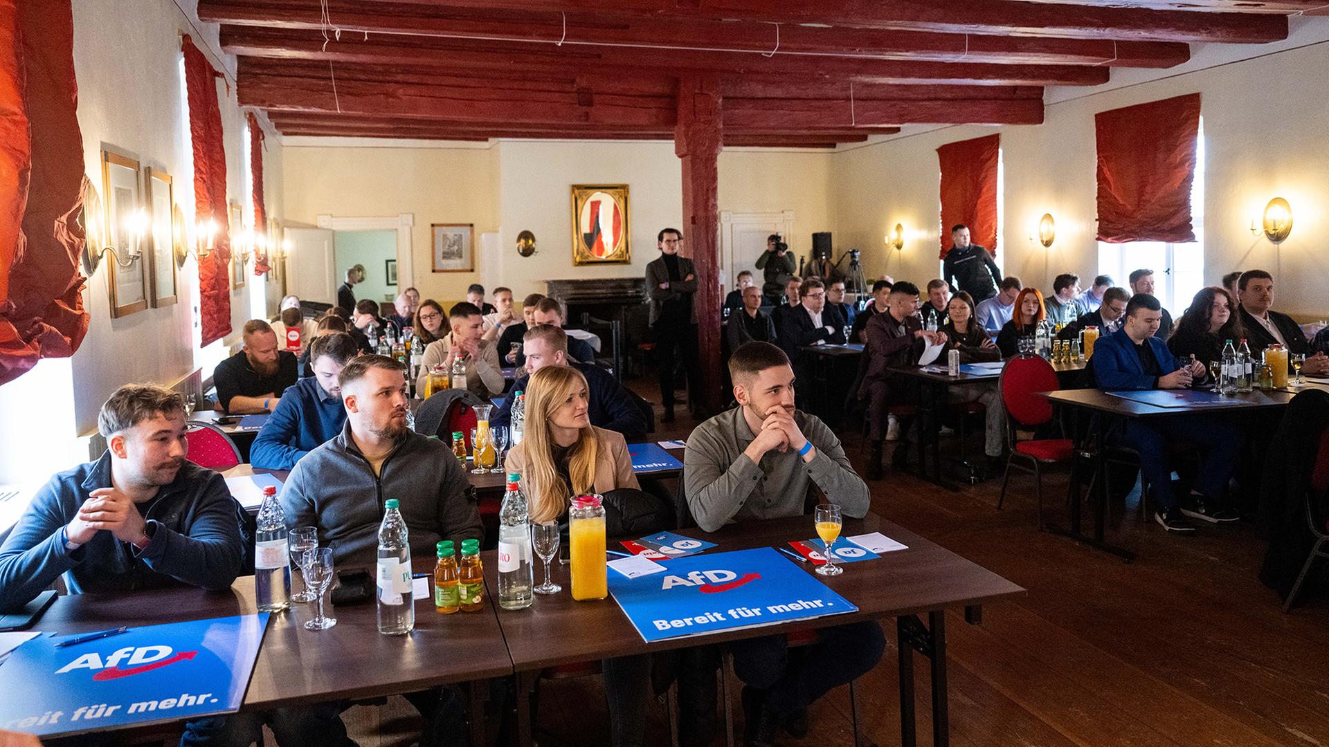 07.02.2026, Brandenburg, Königs Wusterhausen: Mitglieder sitzen bei der Gründungsveranstaltung der AfD-Jugendorganisation 