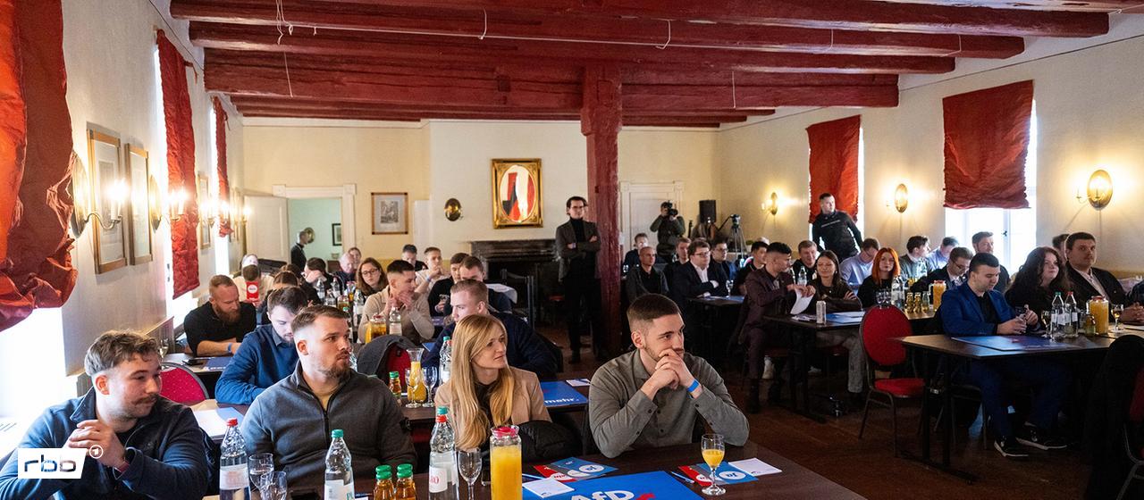 07.02.2026, Brandenburg, Königs Wusterhausen: Mitglieder sitzen bei der Gründungsveranstaltung der AfD-Jugendorganisation "Generation Deutschland" Brandenburg (Quelle: dpa/Christophe Gateau).