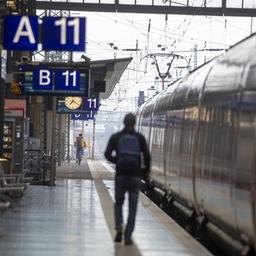 Ein Fahrgast geht einen Bahnsteig auf dem Frankfurter Hauptbahnhof entlang.