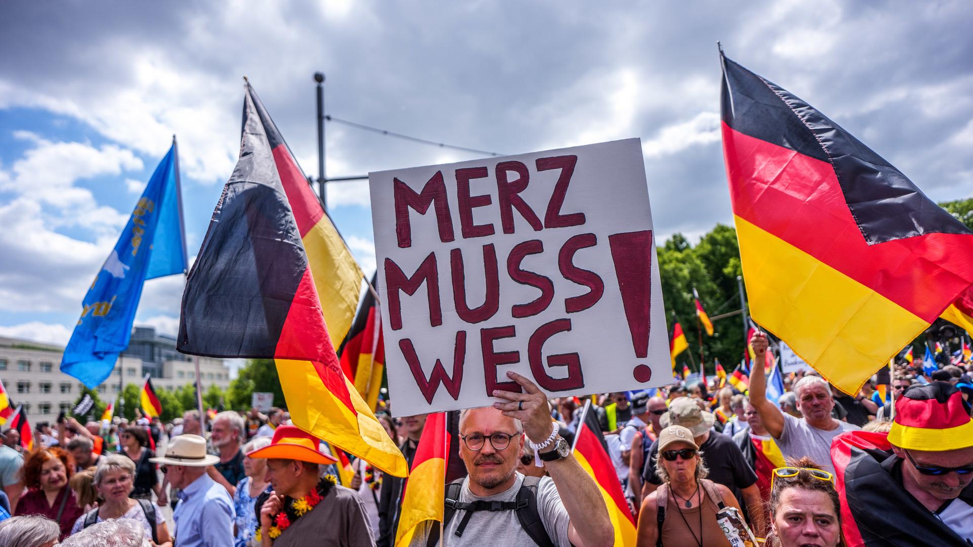 Protestschilder gegen Merz und die Bundesregierung bei der Demonstration in Plauen vom 
