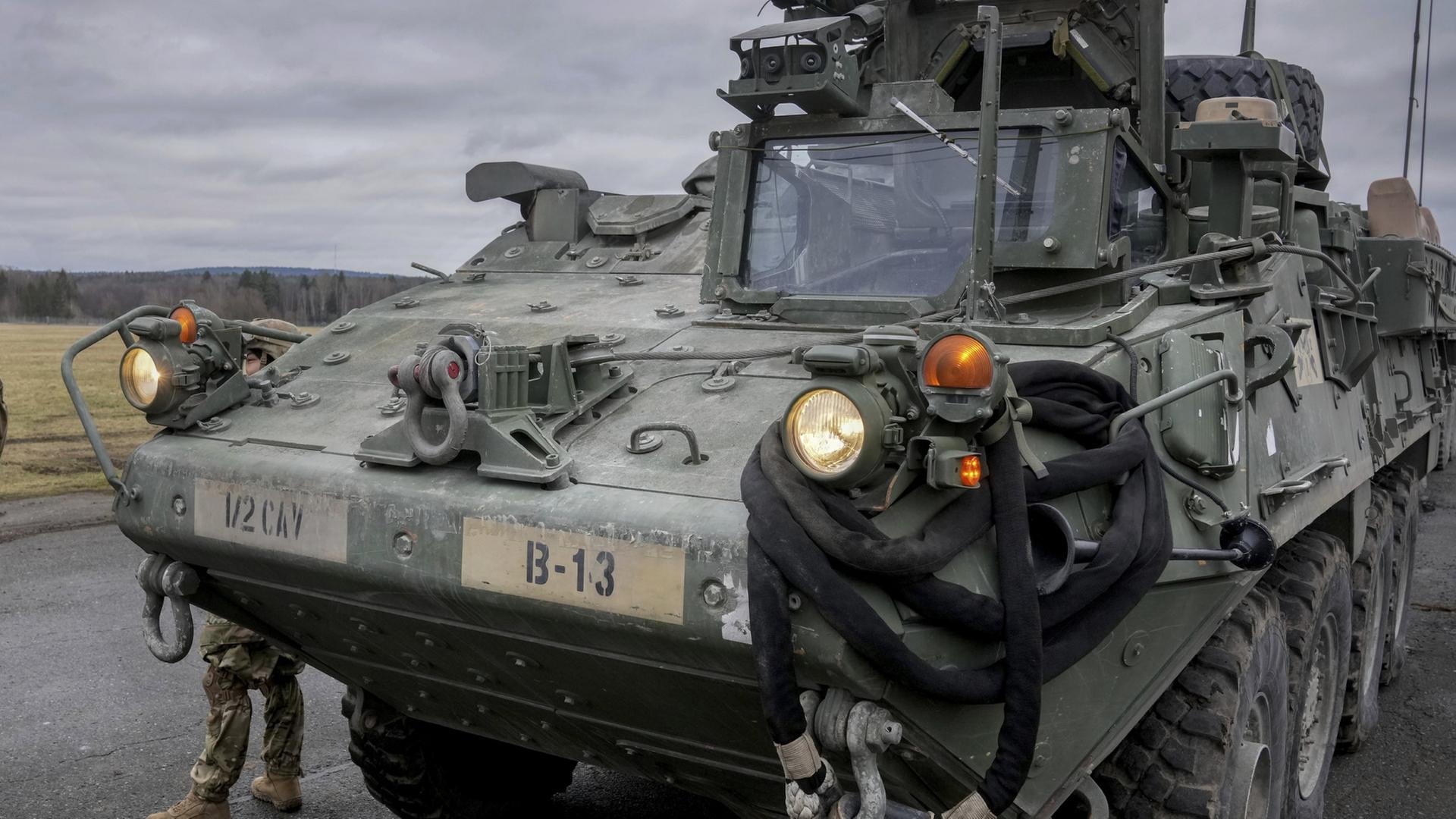 Soldaten des 2nd Cavalry Regiment bei einem Stryker-Radschützenpanzern in Vilseck, | AP