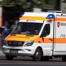 Ein Rettungswagen ist mit Blaulicht im Zentrum von Berlin unterwegs.