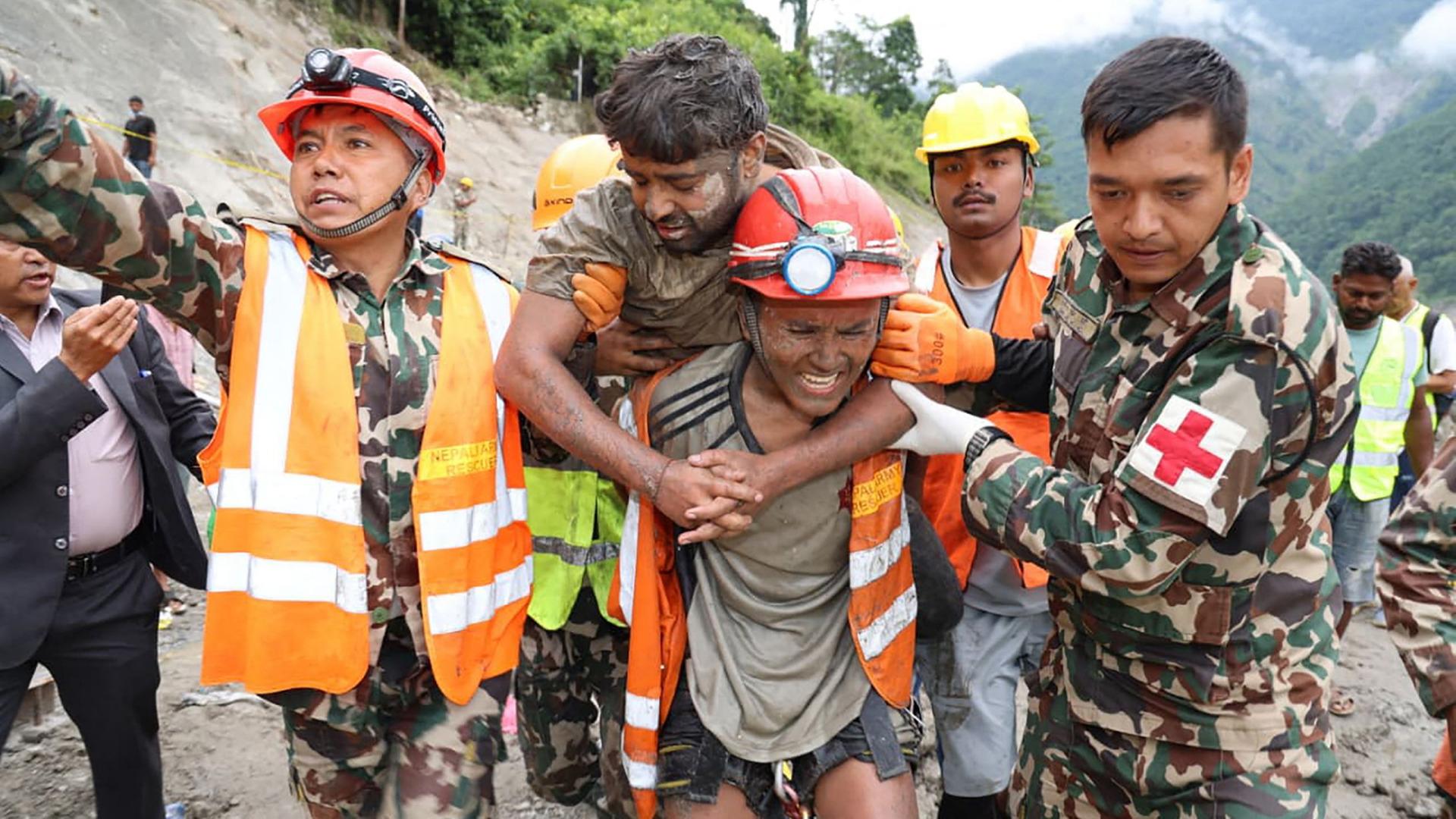 Nepal: Zwei Arbeiter neun Tage nach Sturzflut aus Tunnel gerettet