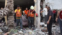 Retter bergen eine Person, die bei einem israelischen Angriff auf eine Schule in Gaza-Stadt getötet wurde