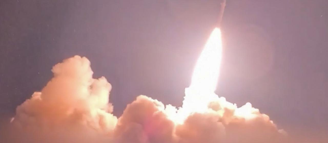 Abschuss einer Rakete in Richtung US-Ziele in Jordanien, Kuwait und Bahrain - Screenshot aus dem Video der iranischen Revolutionsgarden von der Webite "Sepah News"
