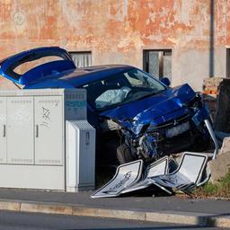 Ein verunfalltes Auto an einer zerstörten Mauer