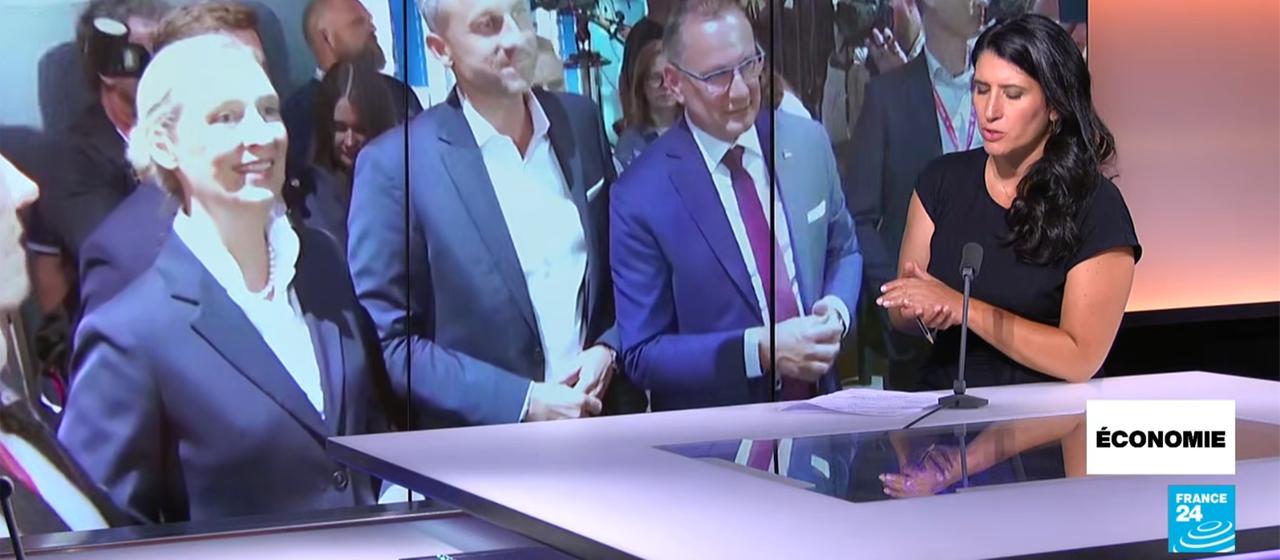 Ein Screenshot des französischen Fernsehsenders France 24 zeigt ein Bild von Alice Widel, UIlrich Siegmund und Tino Chrupalla hinter der Moderatorin.