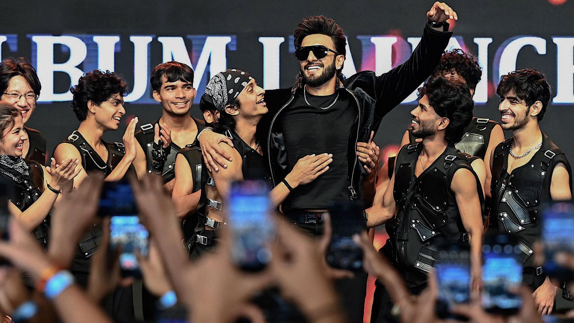 Ranveer Singh wird bei einer Veranstaltung des Films 'Dhurandhar' in Mumbai von Fans umringt | AFP