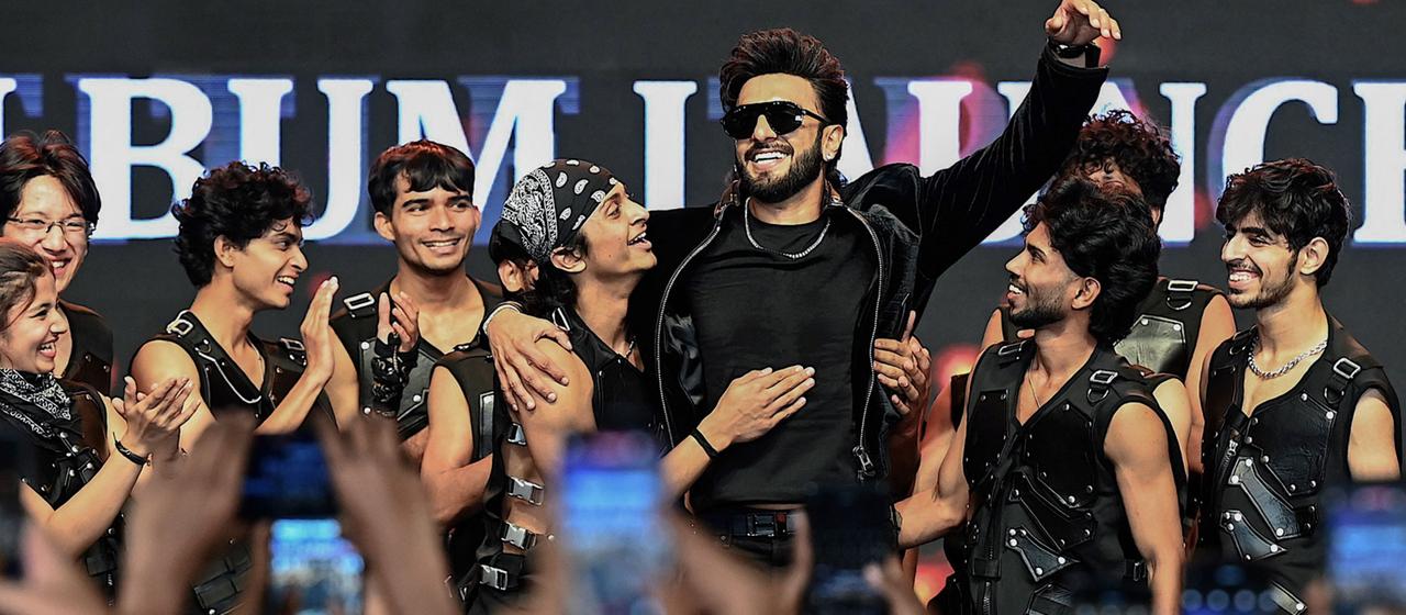 Ranveer Singh wird bei einer Veranstaltung des Films 'Dhurandhar' in Mumbai von Fans umringt