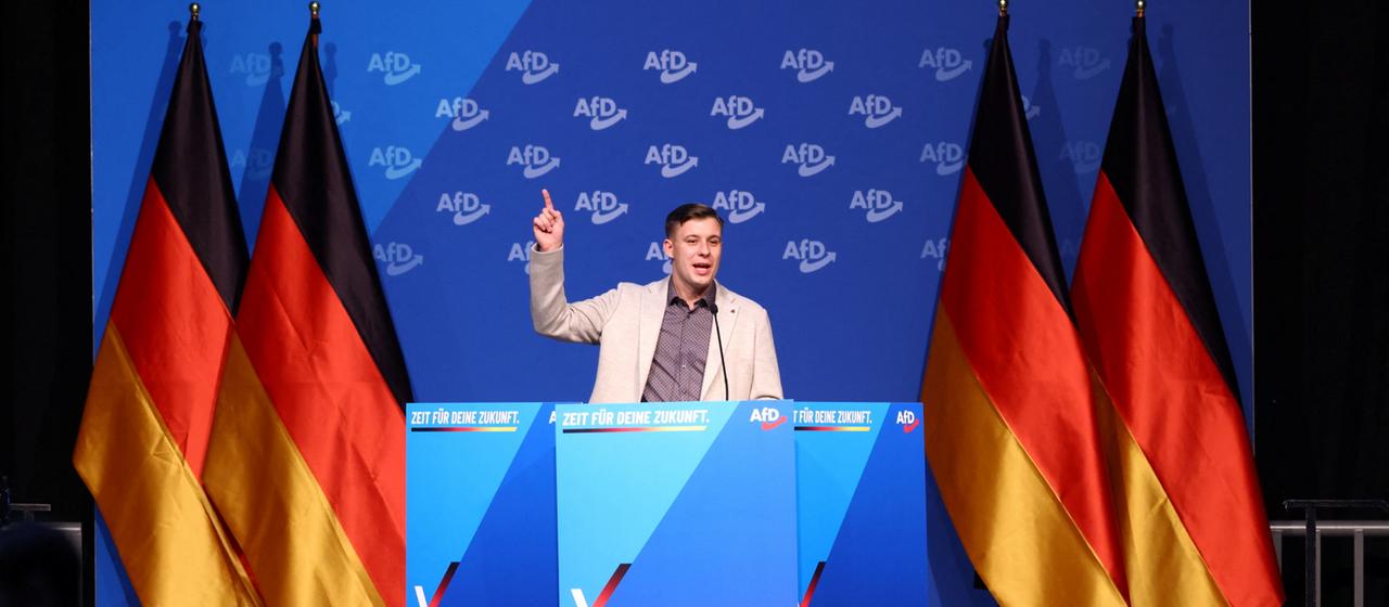 Jean-Pascal Hohm spricht bei einer Veranstaltung der AfD in Gießen.
