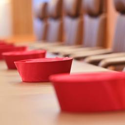 Auf der Richterbank im Sitzungssaal im Bundesverfassungsgericht liegen Barette der Bundesverfassungsrichter des ersten Senats.