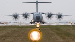 Ein Airbus-Militärtransporter A400M fährt nach der Landung am Fliegerhorst Lechfeld über die Start- und Landebahn. (Archivbild)